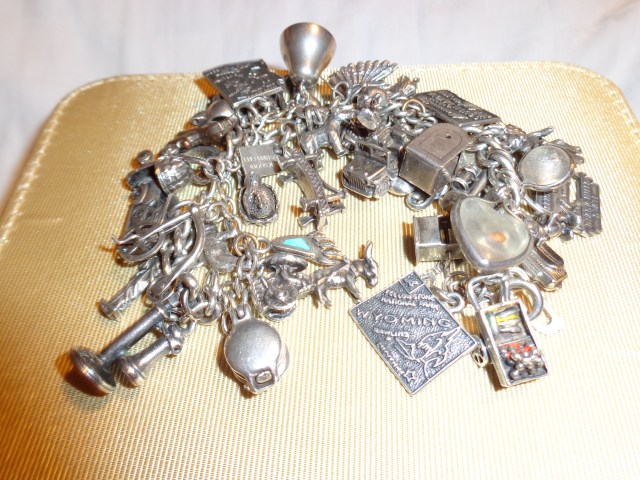 By focusing on the details, all the charms can be seen.